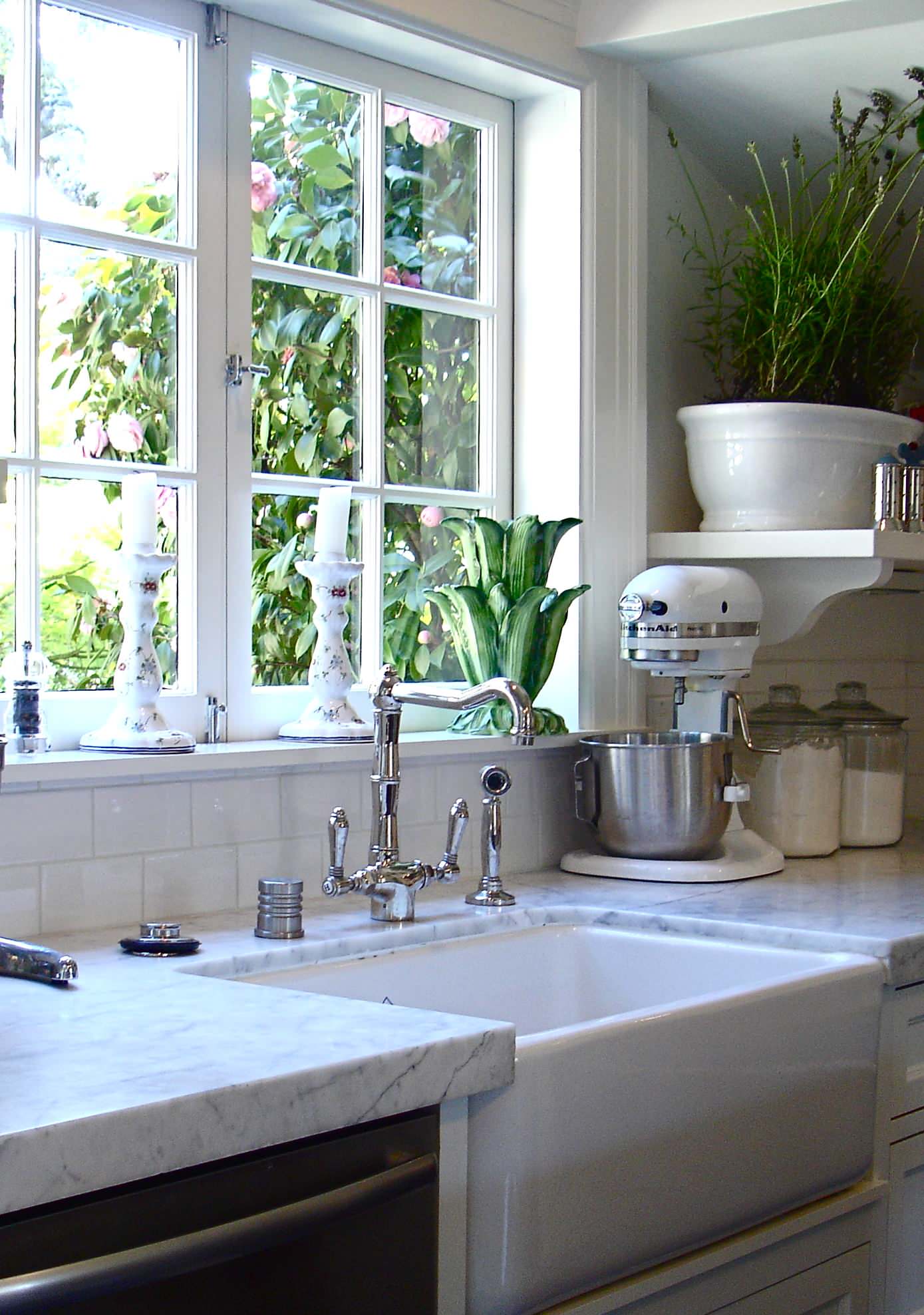 4 Gorgeous Kitchen Sink Ideas - BetterDecoratingBible