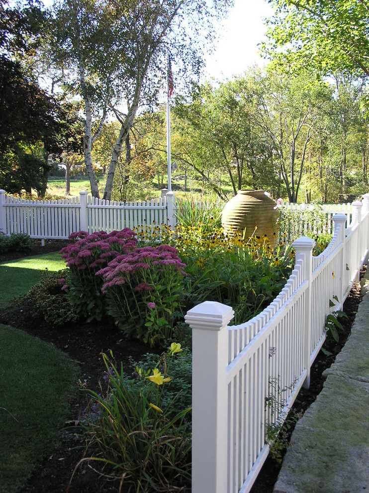 white garden picket fence traditional-landscape (1)