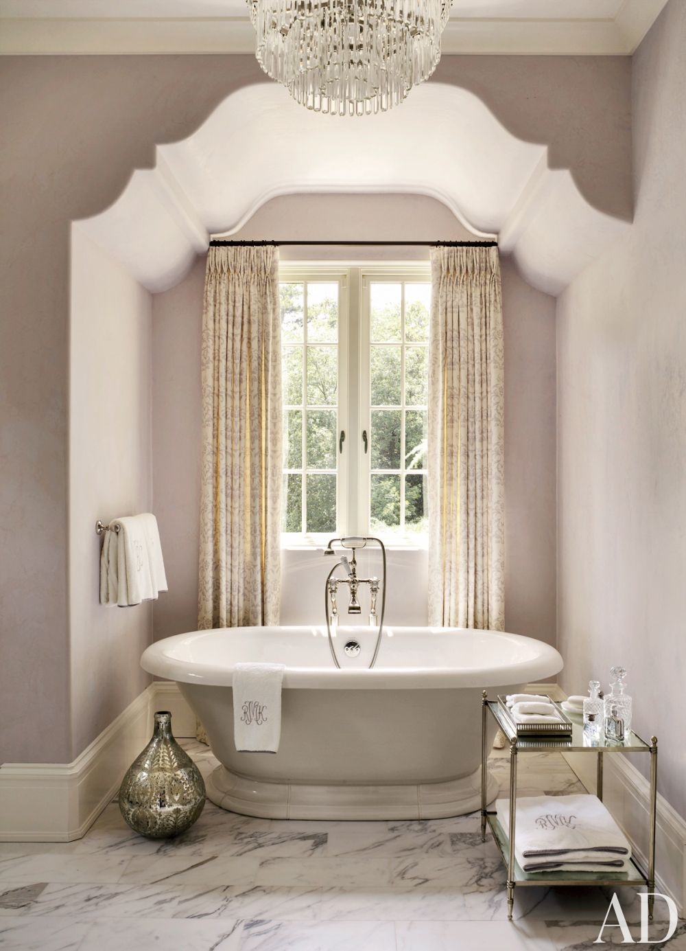 traditional-bathroom-suzanne-kasler-interiors-atlanta-georgia-201307_1000-watermarked