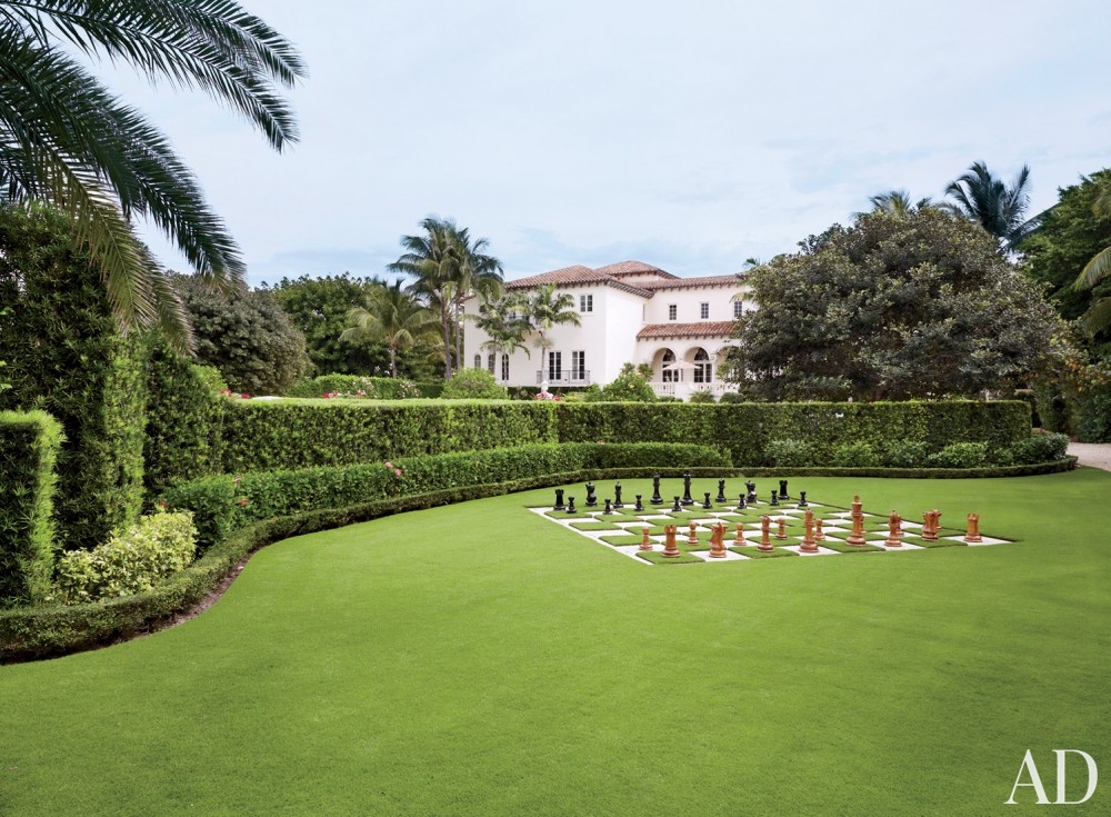 traditional-exterior-david-easton-inc-palm-beach-florida backyard green grass landscaping hedge