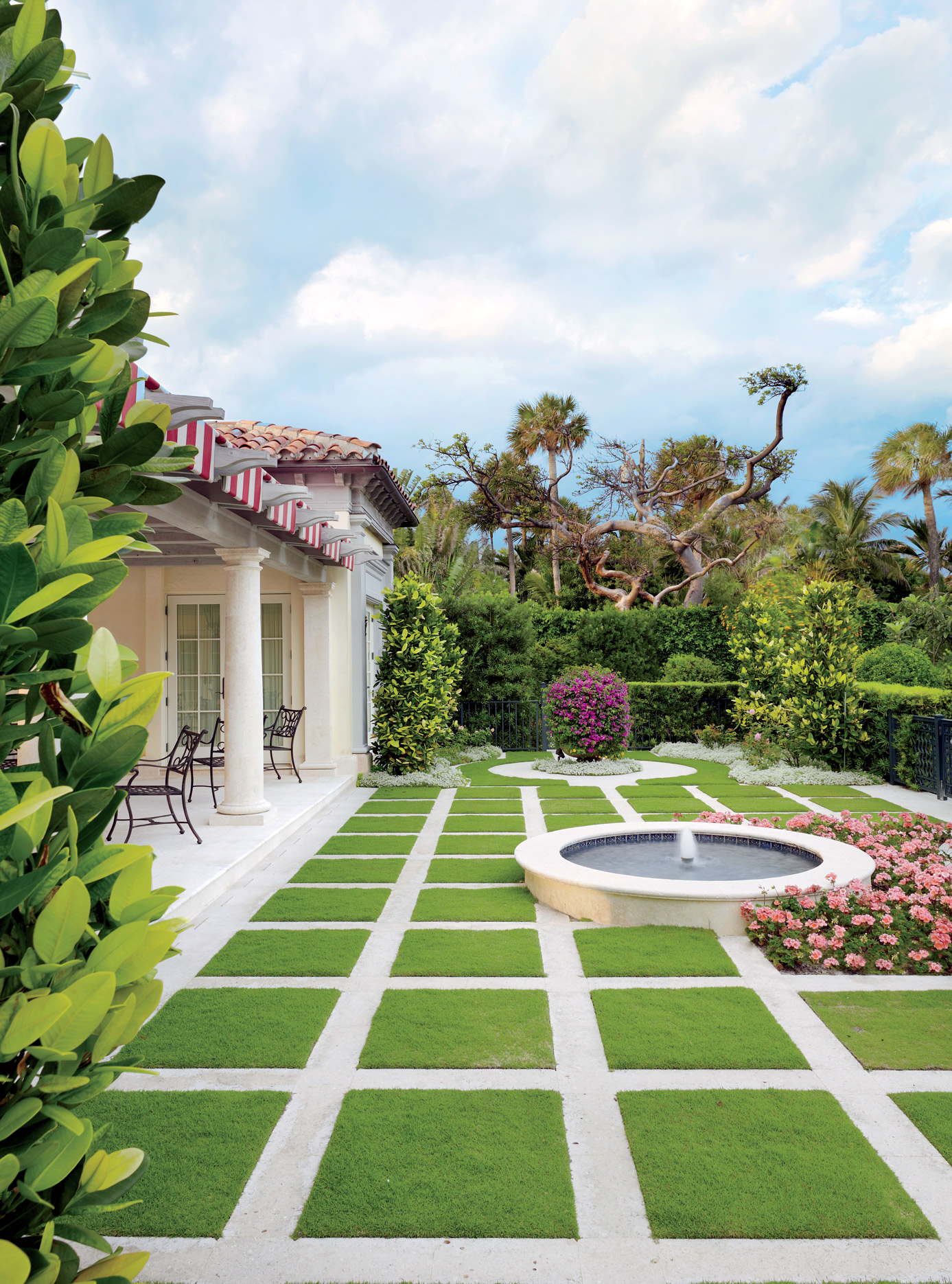 traditional-outdoor-space-david-easton-inc-palm-beach-florida tile green backyard