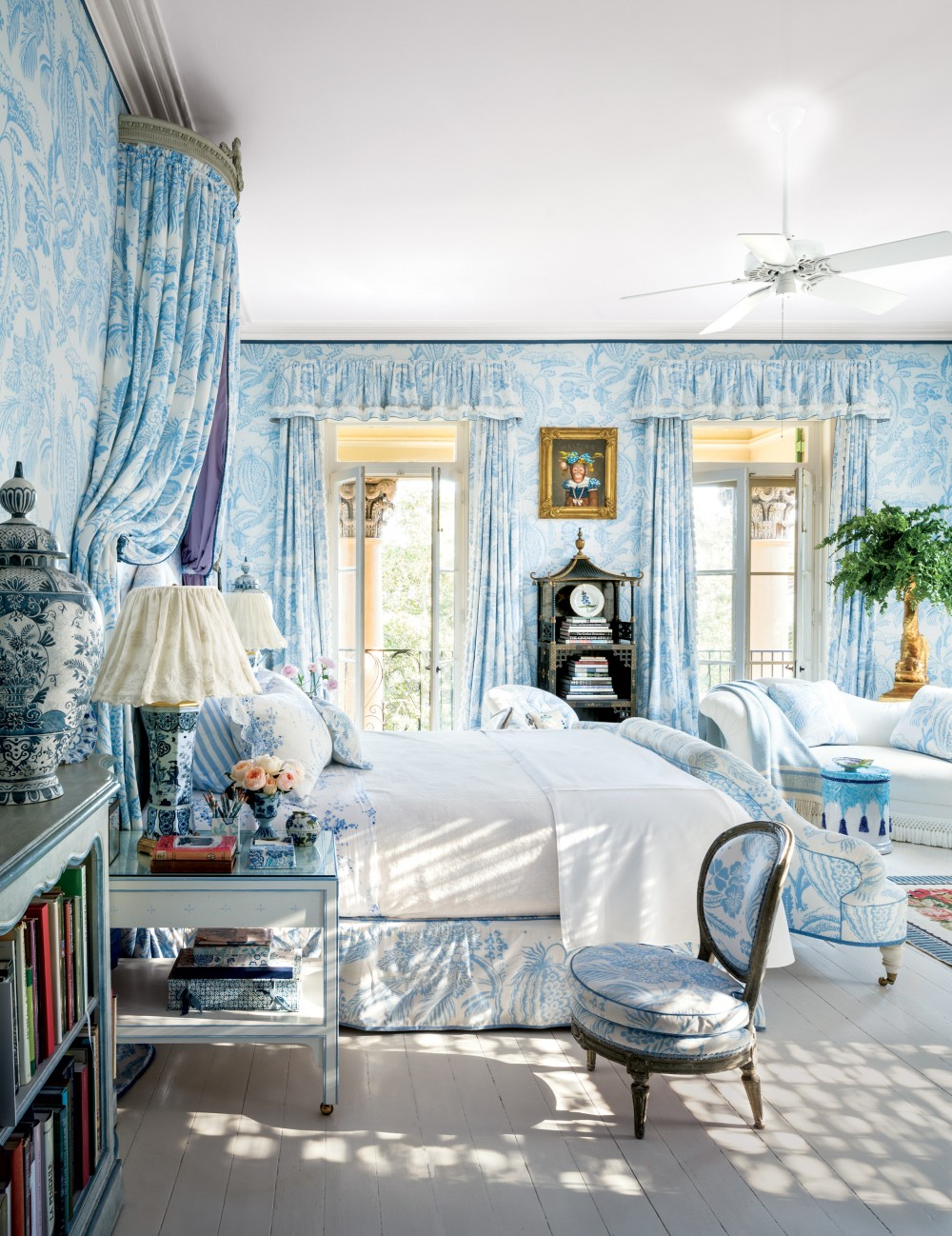 french toile blue wallpaper curtains bed decorating chinoiserie vases blue and white ideas bedroom