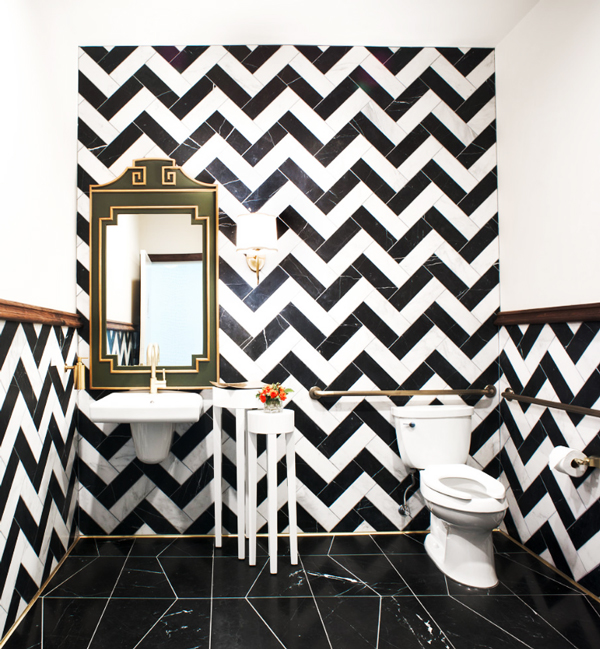 monochrome-chevron-tiles-bathroom-glam-decorating-black-white-gold