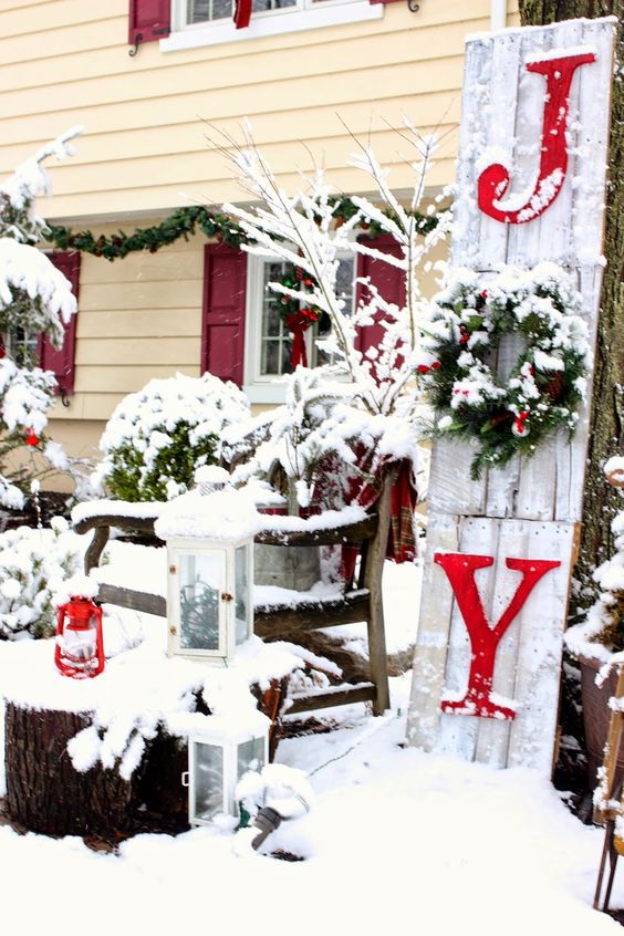 outdoor-christmas-decorating-ideas-joy-sign