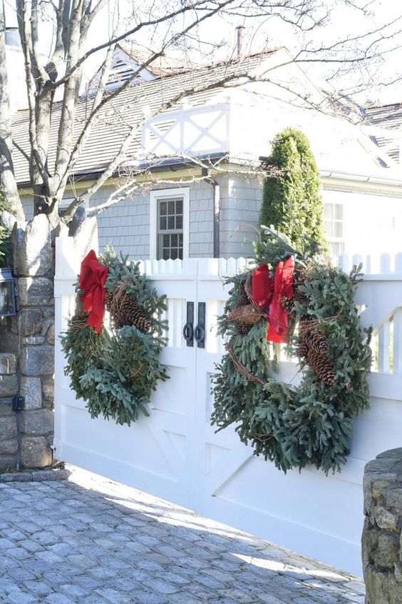 outdoor-christmas-decorating-ideas-large-wreath-on-gate